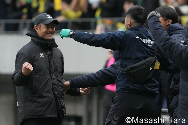 笑顔、笑顔のフクアリを激写！新たな歴史の幕開けを感じさせる17歳＆37歳のツーショット！17年ぶりのJ1復帰に沸いた歓喜の昇格プレーオフ決勝を振り返る【ジェフユナイテッド千葉vs徳島ヴォルティス】激闘PHOTOギャラリーの画像005