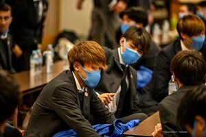 「ベストイレブンを宣言する格好じゃないのよ笑」川崎フロンターレ・橘田健人の力強い意気込みに突っ込みの声！ サッカー日本代表入りが期待されるMFが、アボカドだらけのカツラでバナナ400パック、アボカド100パックをイトーヨーカドーで販売！の画像