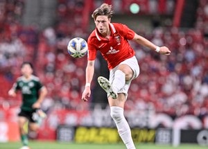 「レッズサポーターは本当に最高」浦和レッズFWキャスパー・ユンカーがサポーターから「ラーメングッズをプレゼント」されて大感激！ ラーメン好きストライカーが偶然の出会いを明かすの画像