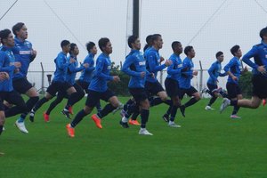 【毎日レポート！ 川崎フロンターレ沖縄合宿】強風＆雨に見舞われた中でシュート練習を敢行！ 居残り練習では松長根悠仁・車屋紳太郎・山根視来の珍しい組み合わせも…鬼木達監督「キャプテンはこのキャンプ中に決めたい」の画像