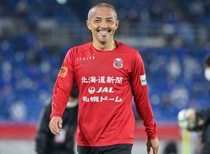 「生ける伝説VS生ける伝説」小野伸二氏への霊長類最強女子の高速タックルシーンが話題！「天才へのタックル！最高すぎますっ」「やっぱりそっちのタックル！」の声の画像