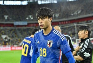 「よくこの瞬間綺麗に撮れたな笑」ブライトン・三笘薫がリバプール戦前に「敵地・アンフィールドでウインク」披露！ 「かっこよすぎ」とファン歓喜の、ピッチ上の決定的瞬間の画像