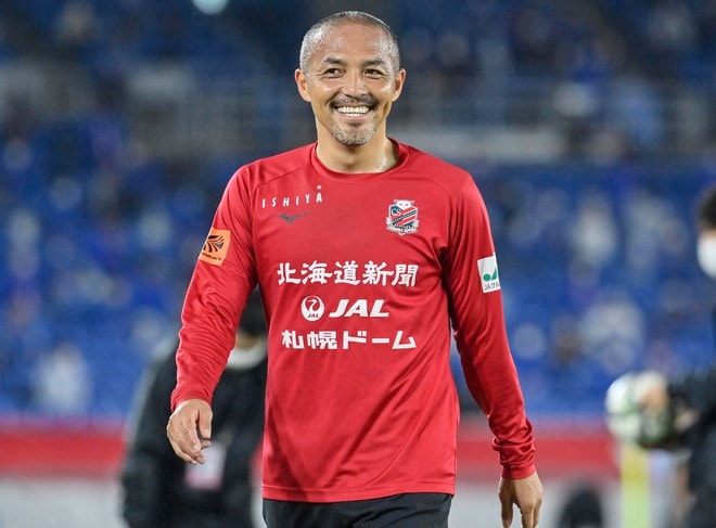 「いつも以上にいい笑顔」北海道コンサドーレ札幌の元サッカー日本代表MF小野伸二が"犬に囲まれて"写真撮影！ ファンから「めっちゃ幸せそう」の声が挙がったレアショットの画像007