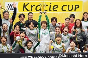 ベレーザ歓喜の瞬間にレジェンド2人も駆けつけた！｢サッカーの神様っているんですね｣今季限りで引退のDF岩清水梓が息子と掲げた優勝トロフィー【RB大宮アルディージャWOMEN vs日テレ・東京ヴェルディベレーザ】激闘PHOTOギャラリーの画像