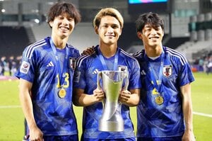 ｢すご！｣｢ジャンプたっか｣｢バケモン｣元U-23日本代表FW“海外デビュー弾”の滞空時間にファン驚愕！｢かなり高難度｣｢跳ぶの一瞬早いかなと思ったけど｣の声の画像