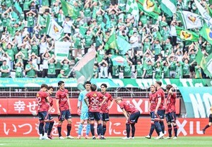 「このハグは凄い！」16年ぶりの鹿島対東京V戦で実現したジーコ＆ラモスの再会シーンに反響！「すげー素敵だよ」「ラモスさんがポルトガル語話してるの違和感ある」の声の画像