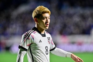 「律くんセンターですやん‼︎」バイエルンを撃破したドイツカップ準々決勝で、主役は日本代表MF堂安律！ 試合後の記念撮影で堂々のセンター張るの画像