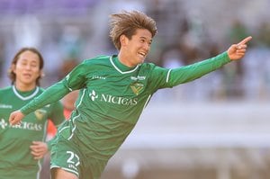 【2022年J2開幕直前!!】J3から昇格の熊本に加入「橋岡大樹・伊藤洋輝と同年生まれ」の即戦力大卒ルーキーFW土信田悠生、「堂安律・田中碧と同学年」東京V・佐藤凌我は「2年連続2ケタ」でさらなる飛躍へ！【J1昇格を左右する8人の注目ストライカー】(#2)【戸塚啓のJ2のミカタ特別編】の画像