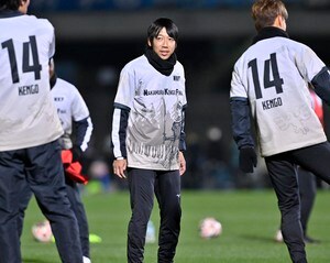 「何事かと思った」「なんじゃこりゃ！」中村憲剛氏の引退試合・前夜祭イベントに「幼稚園服を着た31歳男性」が乱入！ そのまさかの正体に、「爪痕残したw」「めっちゃ脚出来上がってる」の声の画像