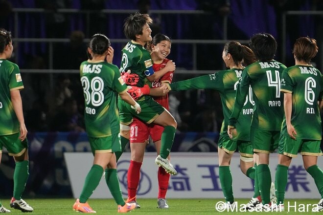 【写真9枚】｢長谷川唯の後継者｣19歳の活躍などで3発逆転も…｢WEリーグの三笘｣美人ドリブラーのクロスから1点返されると防戦一方に！試合を決めた39歳のレジェンドと指揮官の檄！【日テレ・東京ヴェルディベレーザvsサンフレッチェ広島レジーナ】の画像009