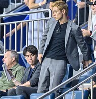 「ペリシッチお前嘘つくなや」元サッカー日本代表・本田圭佑がツイッターで大喜利を募集! カンボジア到着を報告した写真に「6万5000超いいね」の画像