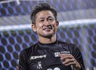 55歳「キングカズ・三浦知良」も!!世界を驚かす【40歳以上の鉄人5選手】!!王様・イブラヒモヴィッチは圧巻、日本代表・長友佑都と冨安健洋の元同僚FWは存在感抜群!「推定最高移籍金」と「現在の市場価値」は?(2)【図表】の画像