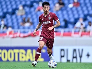 ｢3人さん素敵です｣!! 北海道コンサドーレ札幌移籍の小林祐希、武藤嘉紀＆槙野智章との3ショットに反響! 元サッカー日本代表MFが公開した｢移籍発表時｣の激レアショットの画像