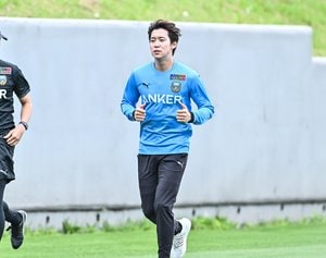 「泣ける!!!」「愛ある言葉！」負傷離脱していた元日本代表・川崎DF三浦颯太にチームメイトが掛けた「絆を感じるやり取り」にファン感涙！「本当にナイスガイ」の声の画像