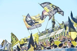 「笑顔が眩しすぎる」「ガチの女神」躍進中J1柏の応援番組新MC石崎日梨のユニフォーム姿＆レイくんコーデに反響！「めちゃくちゃ可愛い！」「日梨ちゃん効果で2位」の声の画像