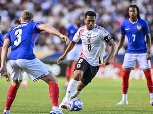 「客乱入しすぎ」U23日本代表と五輪開催国フランスとの試合でピッチに不審者が相次いで乱入！ 日本代表に紛れて服を脱いで体に書いた6文字をアピールし、「オリンピック始まるのに不安」の声の画像