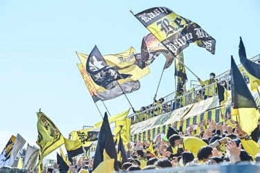 画像 試合前の水まきトラブルで柏サポーターがびしょ濡れ 3発逆転勝ち 前に起きた衝撃の瞬間 柏レイソル対横浜f マリノス サッカー批評web