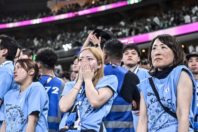 【サポーターアルバム】ACLE決勝で敗退した川崎サポーターの涙の姿……試合後、現地で感情を爆発させたサポーター写真51枚「アル・アハリー川崎フロンターレ」の画像016