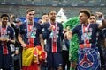 運命の大一番！サッカー日本代表・伊東純也、中村敬斗、関根大輝が語った｢世界一のクラブ｣と｢降格プレーオフ｣(2)敬斗＆純也メダル記念ショットと先制点｢カードをもらってもいい｣プレー【激闘後21連写】の画像013