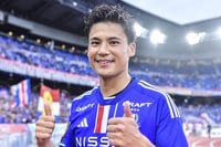 ｢新加入メンバーかと思った｣横浜FMイケメン選手がTravis Japanのセンターで完璧TJポーズ！ 涙の共演を越えて…笑顔の開幕戦コラボ動画が話題沸騰！