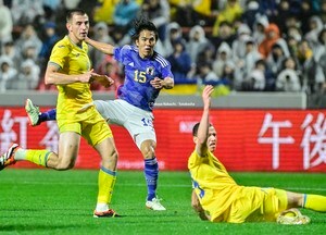 「ゴール後の祝福が激しい」U-23田中聡が“アピール成功”の強烈な左足弾！「爪痕残した !!」も「藤田が何度もキスして笑ったわw」「藤田チューしすぎw」の声の画像