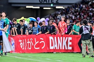 「何やらせてんだよｗ」J1川崎スタッフによるバイエルン選手への「連続無茶ぶり写真」が話題に！ 川崎の縁起物にあやかる姿に「この文化大切にしてもらいたいなあ...」の声の画像