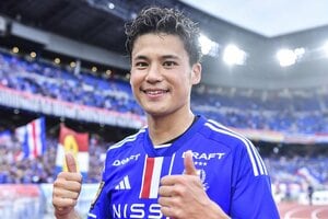 ｢新加入メンバーかと思った｣横浜FMイケメン選手がTravis Japanのセンターで完璧TJポーズ！ 涙の共演を越えて…笑顔の開幕戦コラボ動画が話題沸騰！の画像