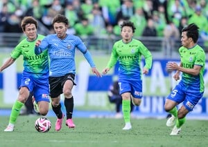 「これ、現地で見てて、終盤にシビれたプレー」Jリーグ公式が切り取り公開した川崎MFの湘南戦での“肝太プレー”が大絶賛！「これができるメンタリティって」と驚きの声の画像