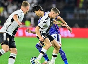 「三笘さんキミッヒでも大丈夫なんか」三笘薫がドイツ戦でキミッヒとサネの"包囲網"を「瞬間移動」の如くドリブル突破！「こんな日本人居ない」とファンも驚愕の画像