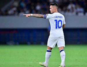 「変形できそうなユニフォーム」イタリアの名門インテルが人気作品『トランスフォーマー』とのコラボユニを発表！『サイバトロン』のマークがプリントされたデザインの画像