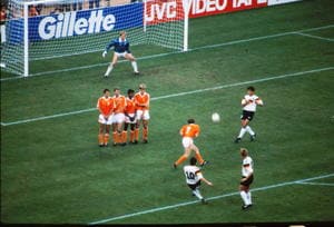 大住良之の｢この世界のコーナーエリアから｣第142回【鈴木優磨も格闘｢サッカーとパンツの大問題はこう解決せよ｣緊急提言】(2) マラドーナと木村和司が愛した｢極致｣、大迫勇也ハイレグ化の原因は｢名門｣にの画像