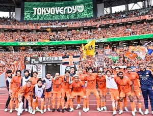 「相性抜群のめっちゃ綺麗な美女コンビ」J1清水の開幕勝利を見届けた「奇跡の女神コンビ」の国立観戦ツーショットが話題！「勝利女神が2人もいる」「2人共綺麗です!」の声の画像