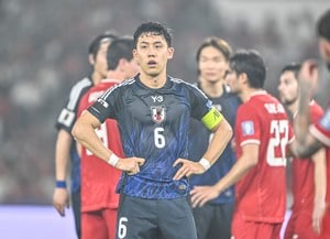 日本代表とインドネシア代表との試合後のピッチの上で2組の選手がユニフォーム交換……日本代表人気すさまじい現地で、大勢のサポーターが熱狂的応援を演出した一戦後のノーサイドな瞬間の画像