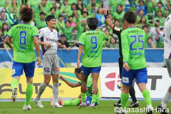 ｢残留｣と｢優勝｣を追い求める激戦！ 湘南FW鈴木章斗のエース証明弾！ PK失敗、一発レッドも京都が執念の同点弾！“痛み分け”の日曜日【湘南ベルマーレvs京都サンガF.C.】激闘PHOTOギャラリーの画像006