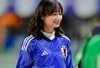 ｢影の着こなしオシャレすぎ｣W杯の女神・影山優佳が国立スタンド席に降臨“復刻ドーハユニコーデ”披露！｢センス抜群！｣｢やっぱりW杯には影ちゃんいないとね｣ 