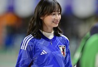 ｢影の着こなしオシャレすぎ｣W杯の女神・影山優佳が国立スタンド席に降臨“復刻ドーハユニコーデ”披露！｢センス抜群！｣｢やっぱりW杯には影ちゃんいないとね｣