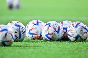 「ボーダー可愛いじゃん！」名門ユベントスの“淡いグレー＆ピンク”の新アウェイ用ユニフォームが評判！「ウォーリーやないか」とのツッコミも「結構好き」の声の画像