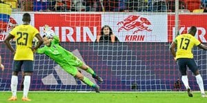 【サッカー日本代表「ラストサバイバル」分析】エクアドル戦「0-0」ドローで見えた「最終序列」！「PKストップ」シュミット・ダニエルの「正GK」急浮上、大ベテラン長友佑都の「評価」とカタールW杯が遠のいた「CB」【GK・DF編】の画像