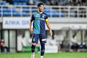 「めちゃめちゃええやん」J1アビスパ福岡が来季着用の「新ユニフォーム」発表！ リーグ最終戦後に公表した、縦ストライプの新デザインの画像