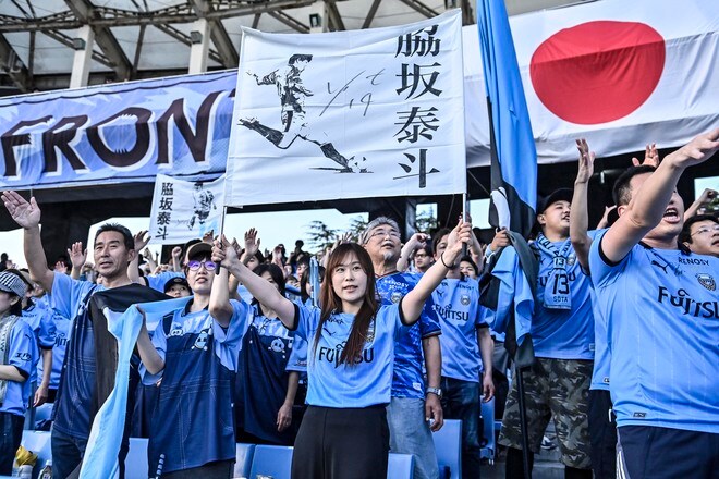【サポーターアルバム】平日ナイターの試合前から駆け付けた川崎フロンターレのサポーター写真84枚！ 夕日に照らされながらの等々力ショット「川崎フロンターレー横浜FC」の画像074