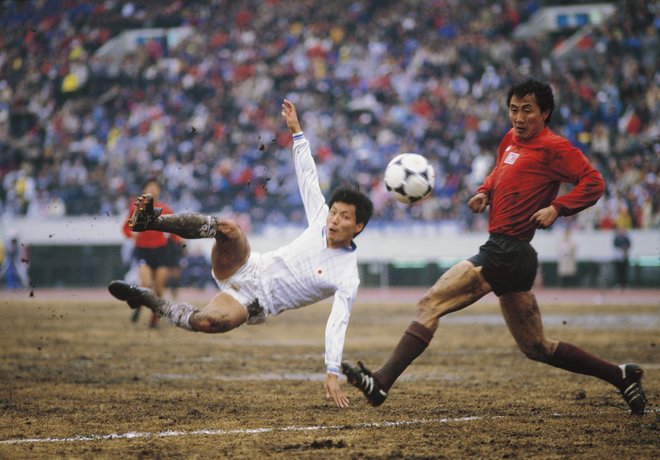 大住良之の「この世界のコーナーエリアから」 連載第9回「どろんこサッカー」の画像