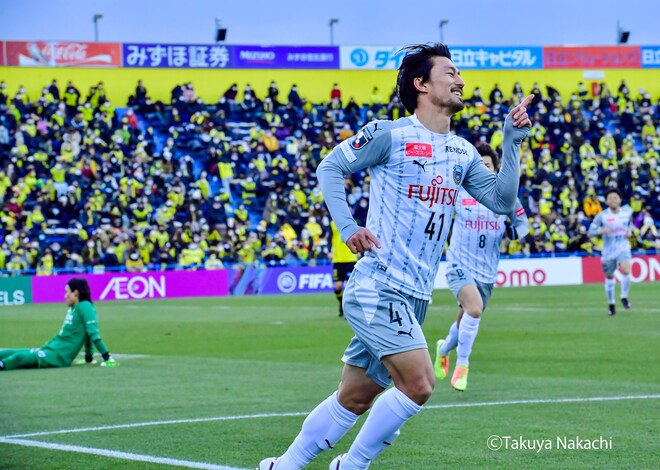 絶対王者・川崎2020リーグ最終戦(2)家長昭博が崩した「わずか2分間の2点差」の画像