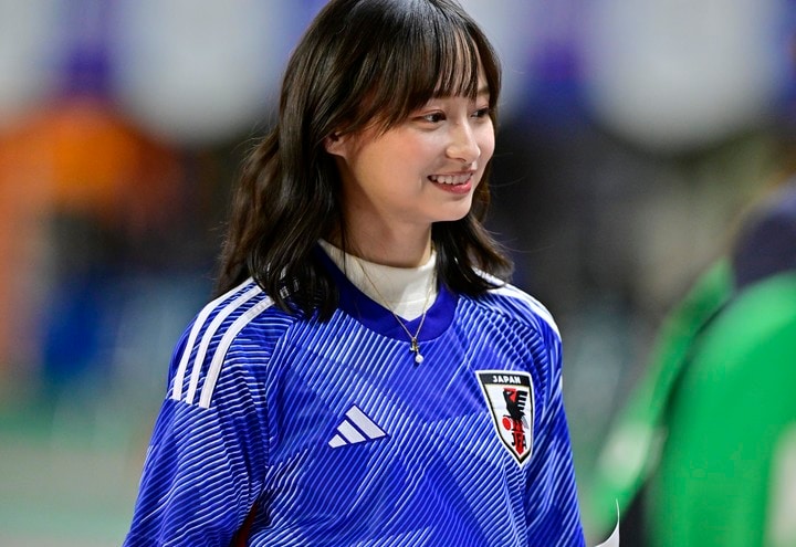 ｢影の着こなしオシャレすぎ｣W杯の女神・影山優佳が国立スタンド席に降臨“復刻ドーハユニコーデ”披露！｢センス抜群！｣｢やっぱりW杯には影ちゃんいないとね｣