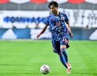 日本代表・鎌田大地が「ラフティングのプロ」に!?「元ドイツ代表MFゲッツェ」たちと満面の笑み激流を下る【画像】の画像