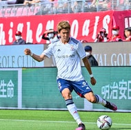 【J開幕戦】多摩川クラシコでFC東京の選手が「セルフ飲水タイム」を発動!突然の出来事に川崎フロンターレのレアンドロ・ダミアンは「怒りのアピール」!山根視来は「口を半開き」で呆然と眺める【画像】の画像