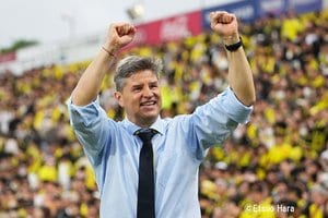 柏の歴史的大逆転の裏に“リカ将の煽り”あり！｢この光景見たとき震えた｣｢こんな監督、見たことある？｣両拳を突き上げるスペイン人指揮官に日立台のボルテージ最高潮の画像