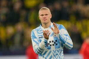  「良い雰囲気を放っている」マンチェスター・シティが背番号9だけの「リフレッシュプール姿」公開！ クラブ公式がSNSでプール姿を連投する中、アーリング・ハーランドだけで｢2万6000超いいね｣の画像