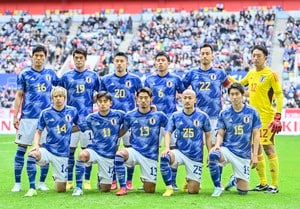 「まさか3rdユニフォーム!?」サッカー日本代表選手の「スペシャルウェア」初リアクション披露される！ 久保建英は「面食らってますね」、谷口彰悟は「斬新」とピンクシャツに驚きの反応の画像