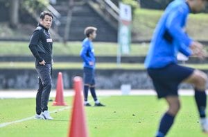 「いや、地域密着極まってんな」川崎フロンターレが贈った「ラーメンチェーンへの花輪」にサポーター反応！ 元日本代表のチームOBの花輪も並ぶの画像