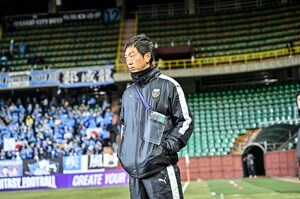 【J1川崎を取材して感じた「育てる力と心」とは(5)】金明豪通訳が抱える選手に「託す想い」とは……試合前の重要なルーティンが注目されるも、「自分から叩くよ、なんて絶対に言えない」の画像